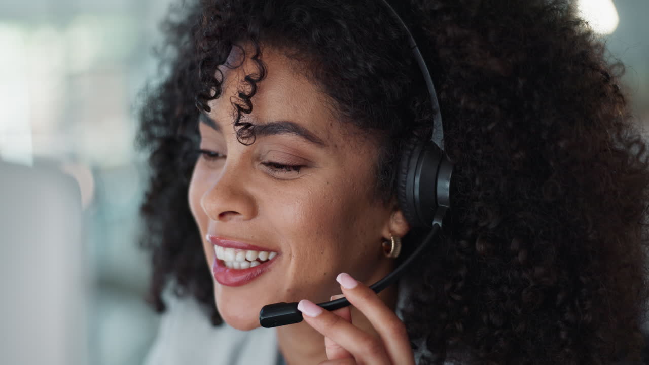 Call center, donna divertente che parla al servizio clienti.