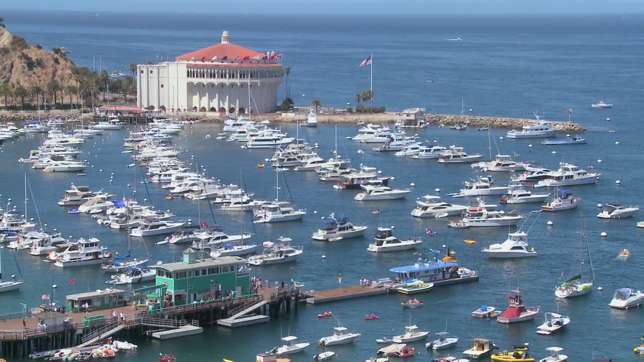 오페라 하우스를 배경으로 카탈리나 섬의 아발론 마을 개요