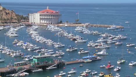 descripción general de la ciudad de avalon en la isla catalina con el teatro de la ópera al fondo