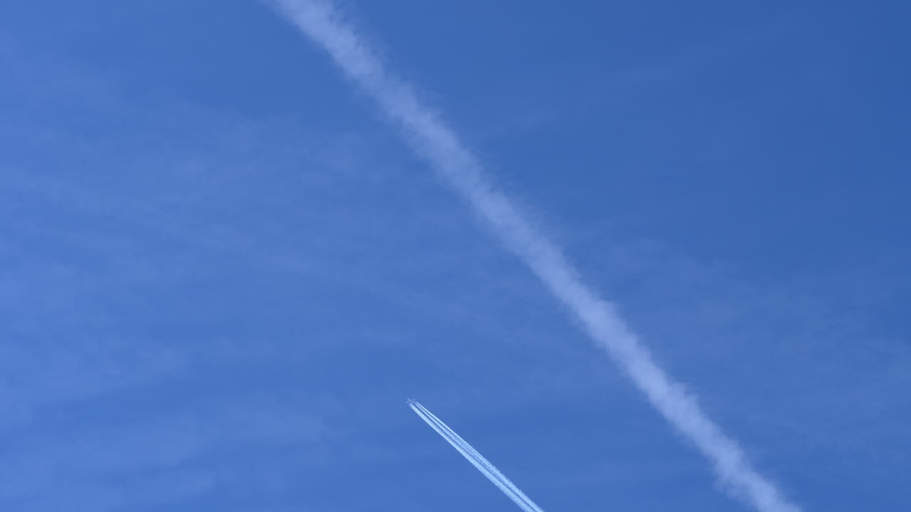 맑고 푸른 하늘에서 4k 비행기 비행운 비행 경로