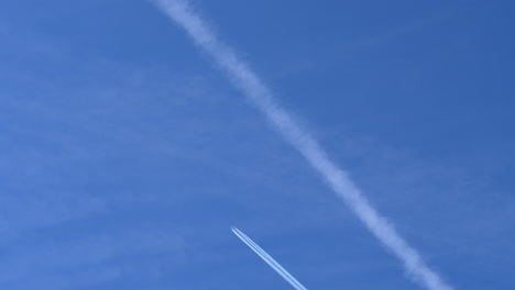 trayectoria de vuelo de la estela del avión 4k en el cielo azul claro