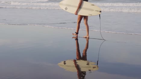 Schöne-Sportliche-Frau,-Die-Ihr-Surfbrett-Hält-Und-An-Einem-Sandstrand-Spazieren-Geht-1