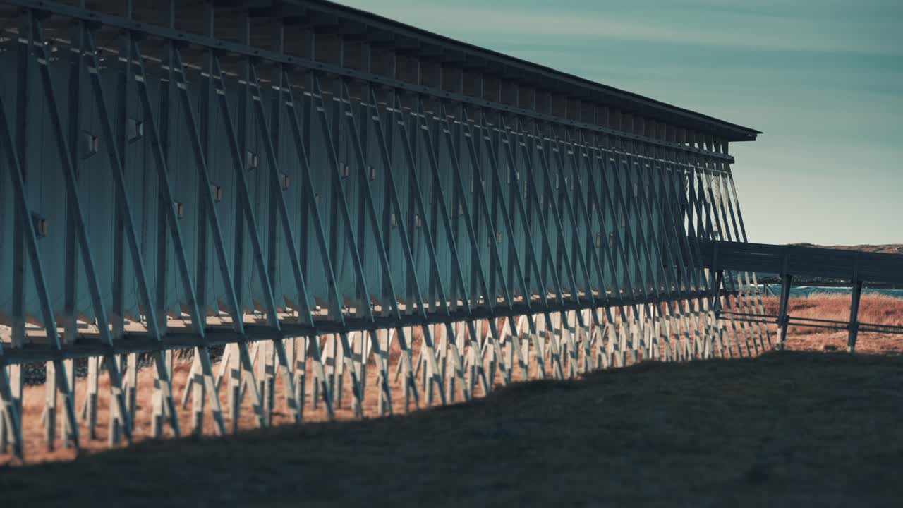 La vista esterna laterale di uno dei padiglioni del Memoriale di Steilnesset a Vardo
