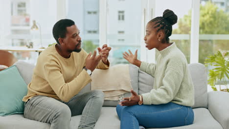 Pareja-Negra,-Discusión-Y-Hablando-En-El-Sofá