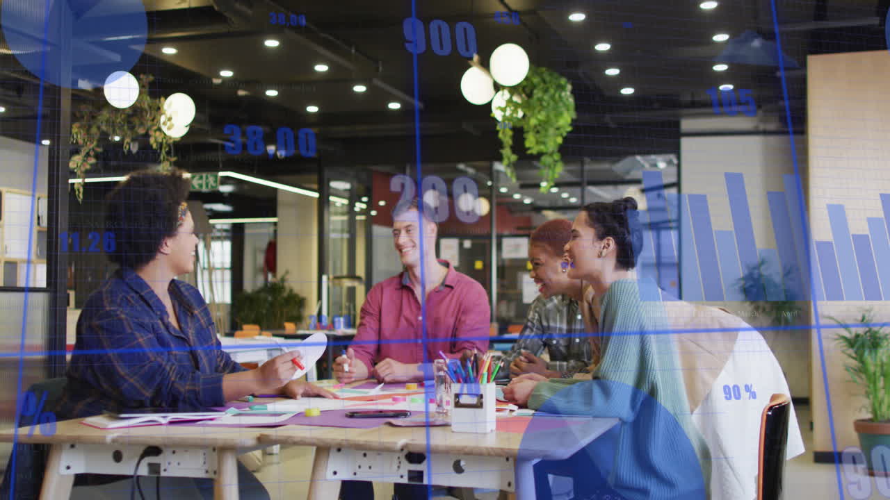 animación del procesamiento de datos estadísticos contra diversos colegas discutiendo juntos en la oficina