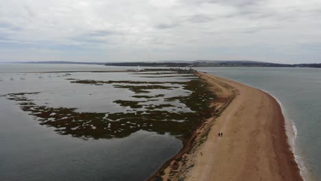 Vista-Aérea-De-La-Pasarela-Costera-De-La-Playa-En-Hurst-Point-En-Milford-On-Sea