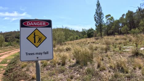 señal de advertencia de árboles caídos en el área rural