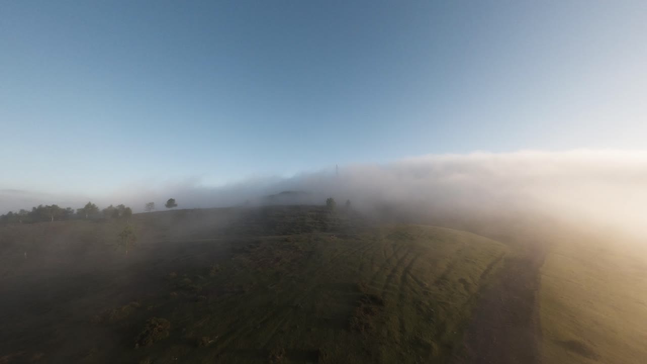 niebla espesa sobre el paisaje montañoso de españa, aérea