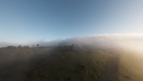 niebla espesa sobre el paisaje montañoso de españa, aérea
