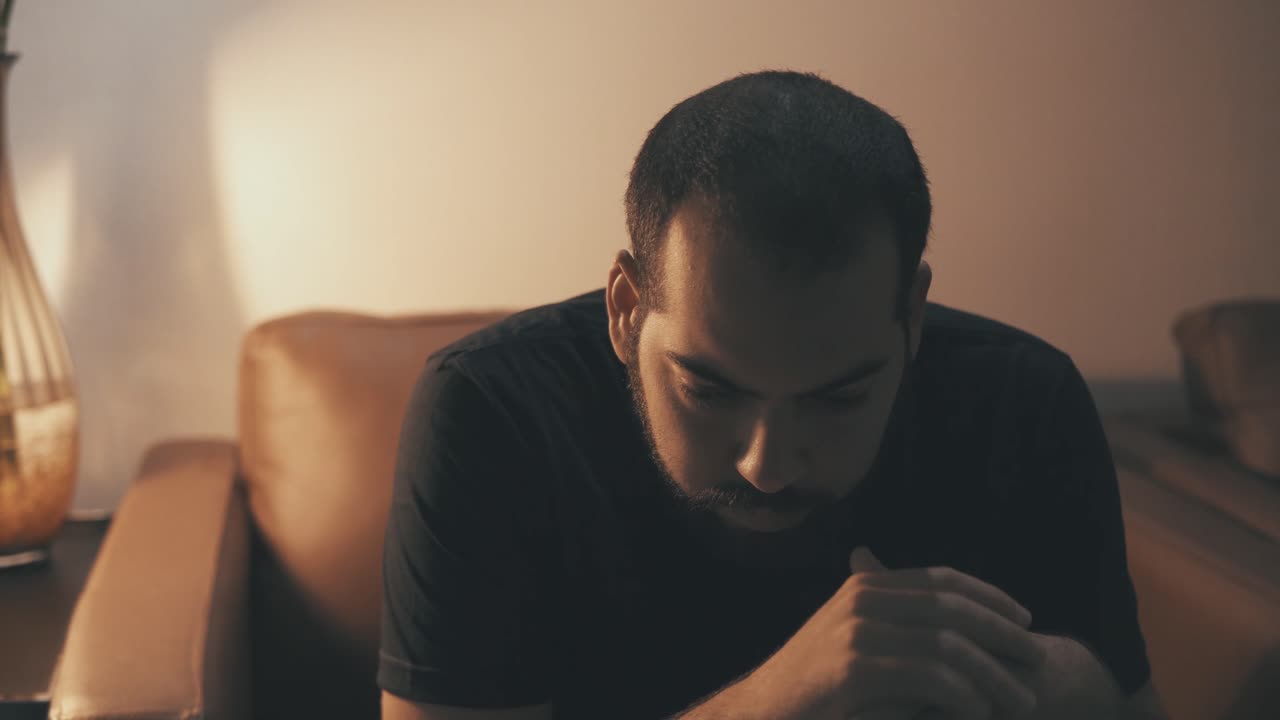 hombre barbudo preocupado y ansioso, filmado en 4k, uhd