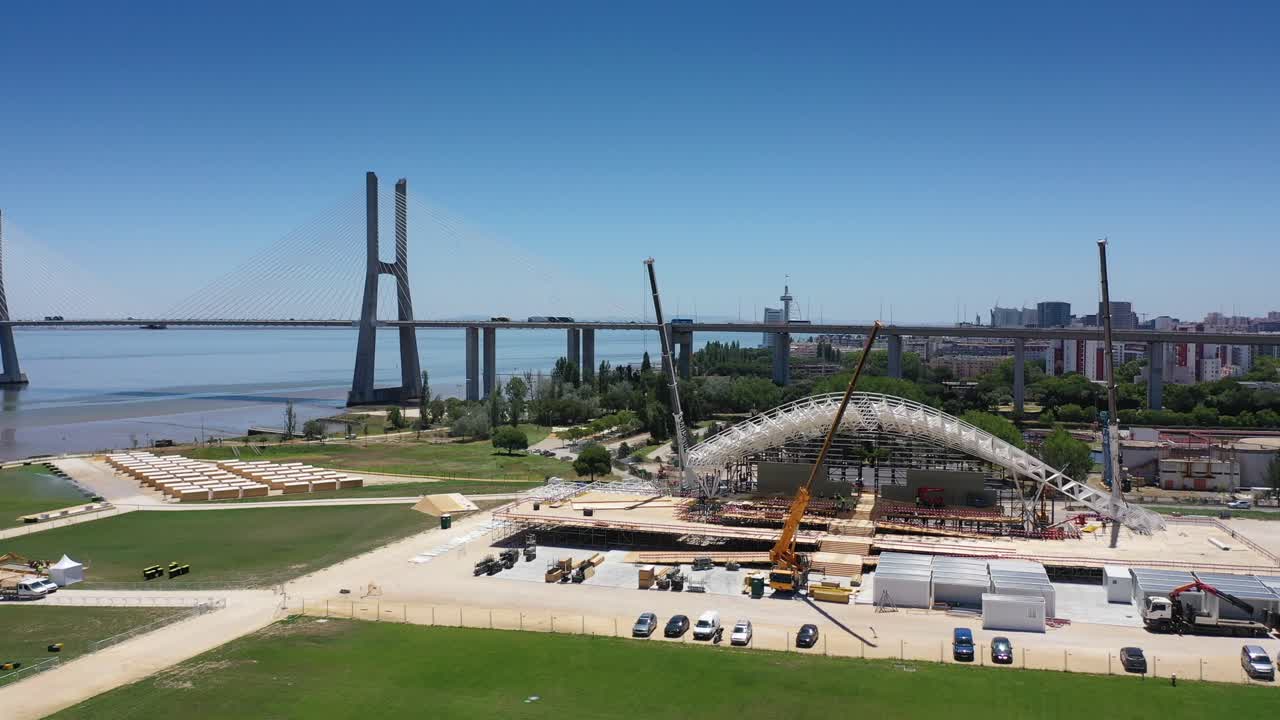 2023 년 세계 청소년 의 날 을 위해 포르투갈 에서 교황 의 제단 무대 건설