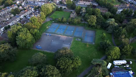 Vista-Aérea-De-Las-Canchas-De-Tenis-De-Bruce-Castle-Park-Y-Atracciones-En-La-Feria-De-Diversión-En-Londres,-Inglaterra,-Reino-Unido.