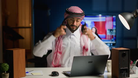 employee with wireless headphones