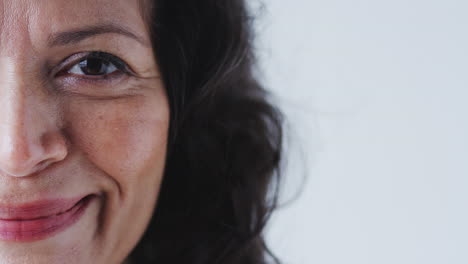 cerca de la cara de una mujer madura sonriente en el estudio