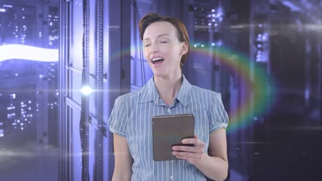 animación de una mujer blanca feliz usando una tableta sobre luces y procesamiento de datos en servidores informáticos