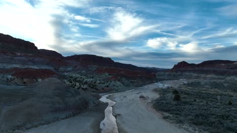 Vista-Panorámica-De-Las-Coloridas-Montañas-De-Arenisca-Y-El-Río-En-La-Vieja-Paria,-Utah,-Estados-Unidos