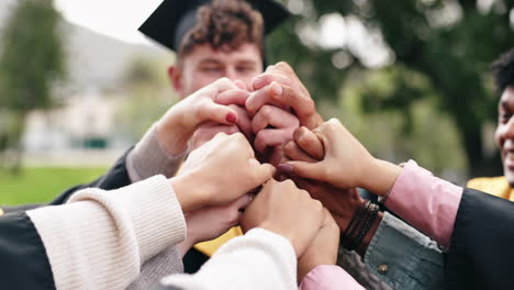 graduados celebrando juntos