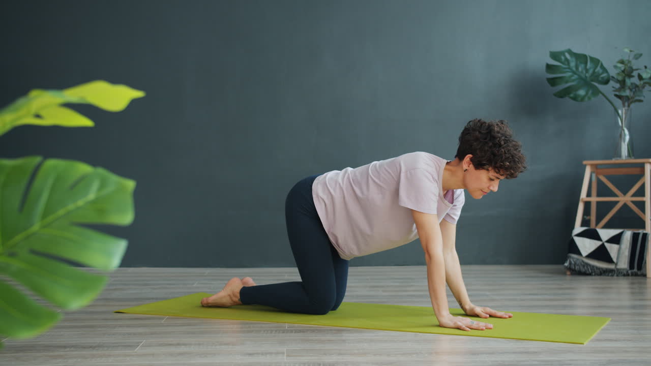 mujer practicando la postura de yoga