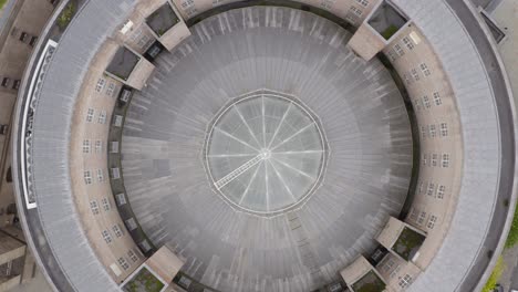 disparo de dron desde arriba orbitando la biblioteca central de manchester 03