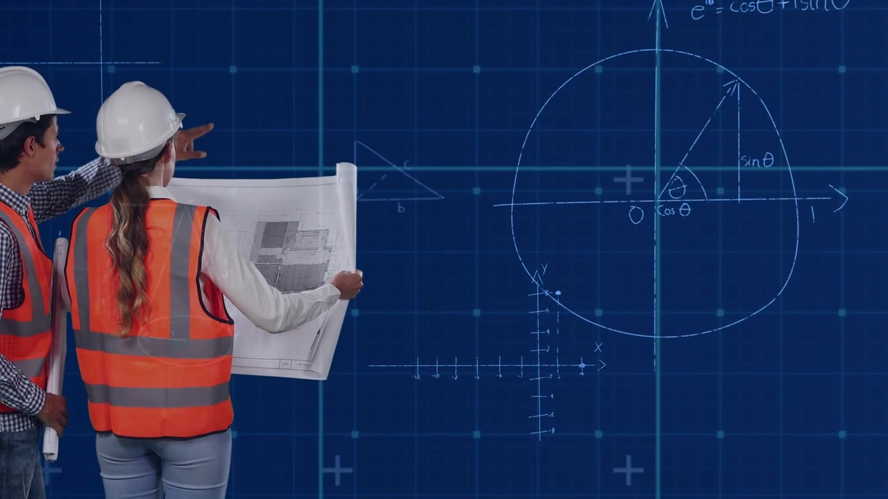 Insinyur Meninjau Cetak Biru dengan Rumus Matematika di Dinding Digital