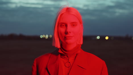 retrato de una joven hermosa mujer en luz roja al aire libre