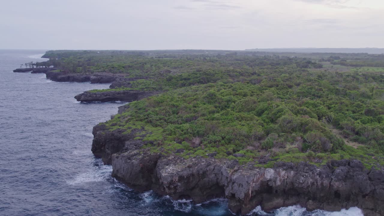 fotografía panorámica de un pequeño acantilado en la isla de sumba, indonesia