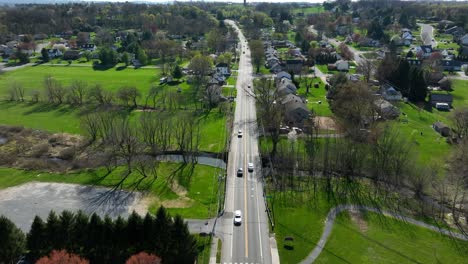 Luftaufnahme,-Straße-Durch-Eine-Amerikanische-Klassische-Stadt,-Autos,-Die-Ein-Wohngebiet-Fahren,-Nachbarschaft-Am-Frühling,-USA