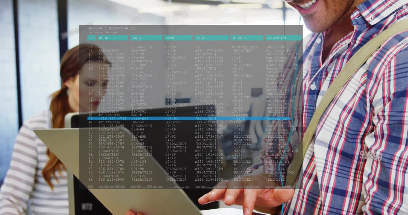 Mann presenterer bærbar PC, skriver i åpent kontorlandskap, aktiverer terminal-overlegg for kodegjennomgang.