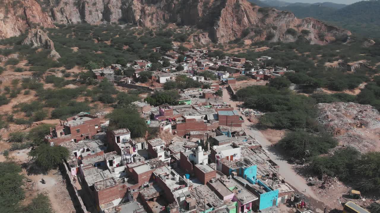 вид с воздуха на маленький и бедный индийский город джайпур