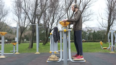 haciendo deporte en el parque
