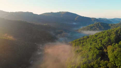 4K-Drohnenvideo,-Das-An-Einem-Nebligen-Morgen-über-Bäumen-Entlang-Einer-Bergstraße-In-Rauchigen-Bergen-In-Der-Nähe-Von-Asheville,-NC,-Fliegt