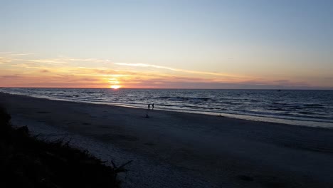 puesta de sol sobre el mar