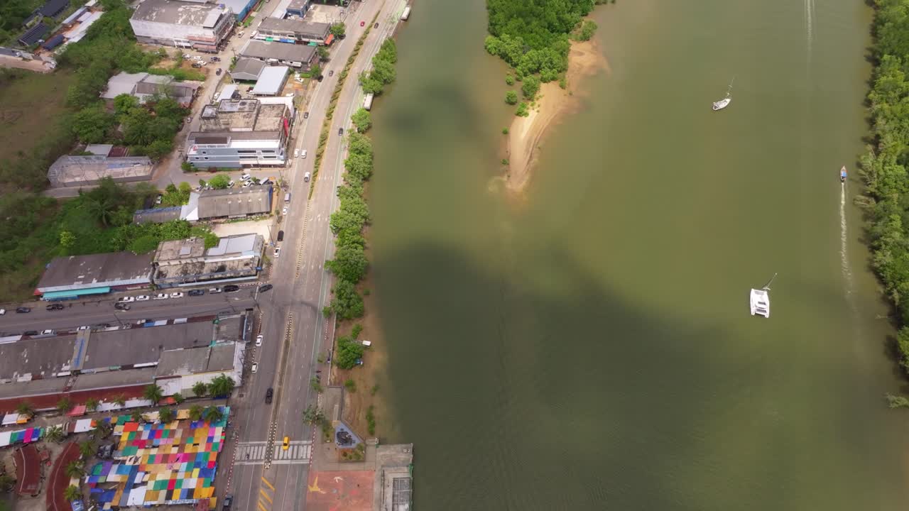 Ampia ripresa aerea del centro storico di Krabi, fiume e barche, Thailandia