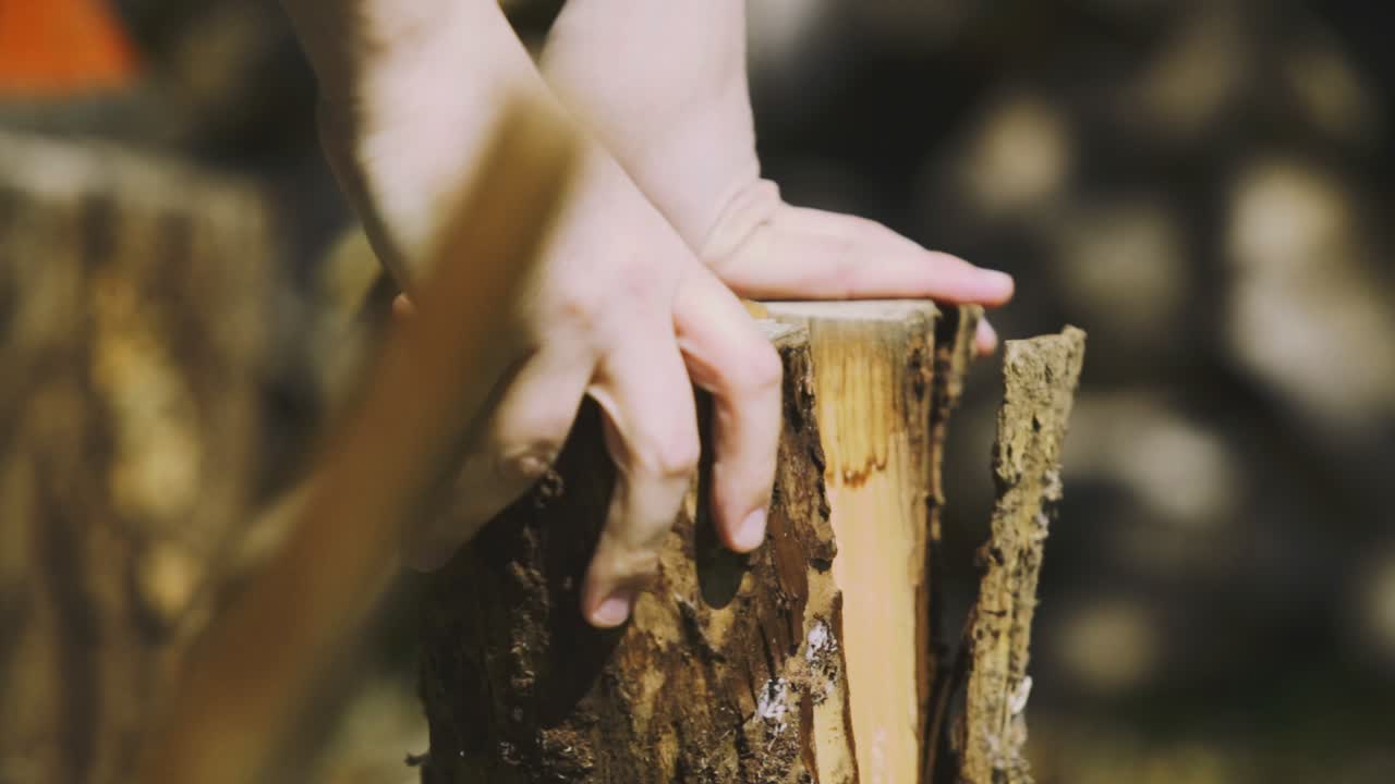 집에서 충격을 받은 도끼로 장작 절단 장면에서 더 나은 결과를 제공하는 오후 스탠딩 영상