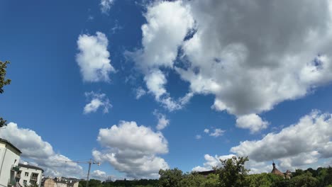 Schnell-Ziehende-Wolken-über-Der-Stadt.-Zeitraffer