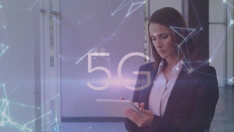 Animation-Von-5G-Text,-Netzwerk-Von-Verbindungen-über-Kaukasische-Geschäftsfrau-Mit-Tablet