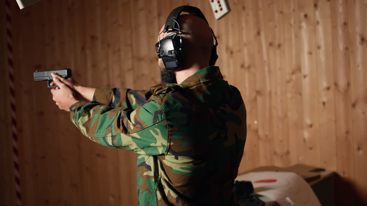 soldado emocionado entrenando con un arma emocionado después de golpear con precisión el objetivo