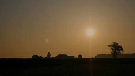 timelapse del amanecer sobre una granja en el campo en la zona rural de ohio