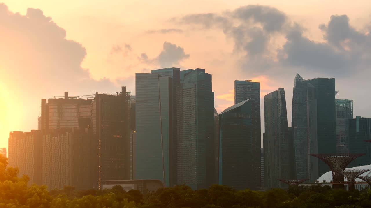 Edifícios comerciais no centro da cidade ao nascer do sol e nuvens, timelapse