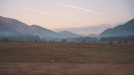 inclinar hacia arriba, paisaje desértico con cordillera a la hora azul, viajes a turquía