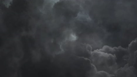 4k-Auf-Die-Dunklen-Wolken-Zu,-Begleitet-Von-Einem-Gewitter