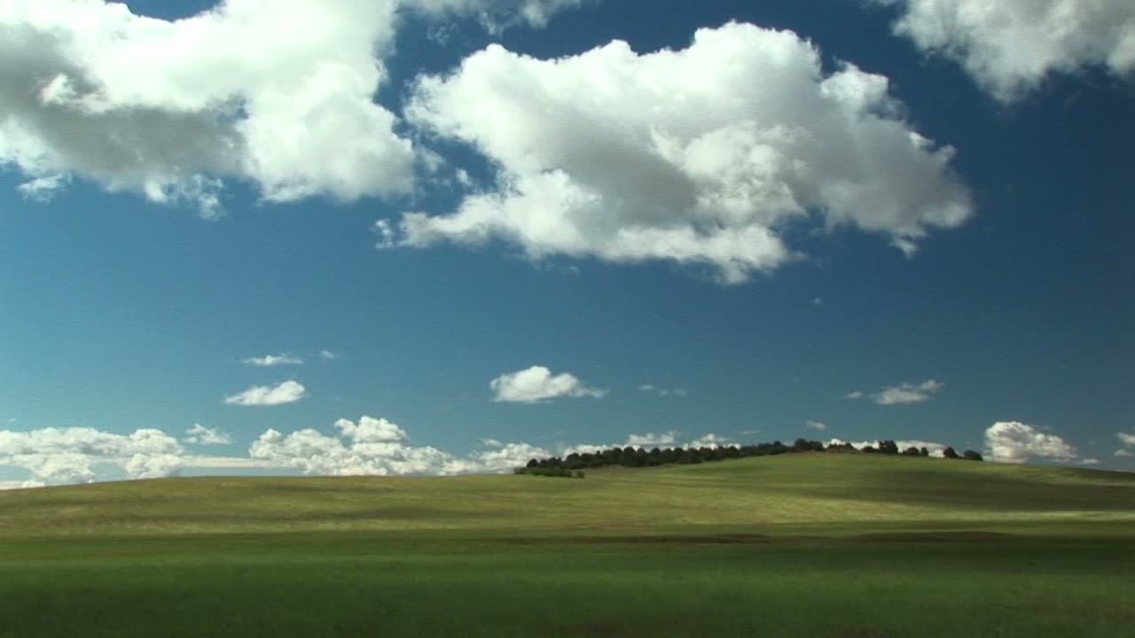 tiro largo de colinas cubiertas de hierba fuera del parque nacional de zion en utah