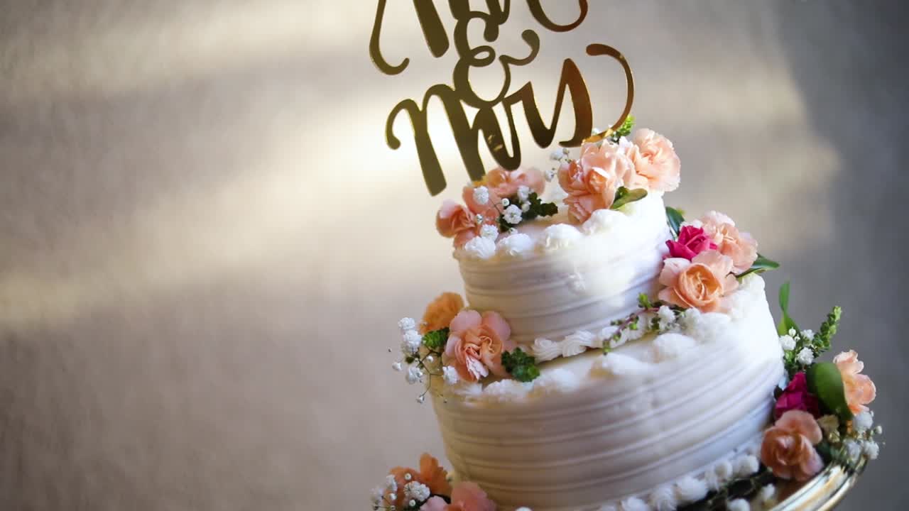 tiro suave de un pastel de boda bellamente decorado en un plato elegante en una recepción de boda