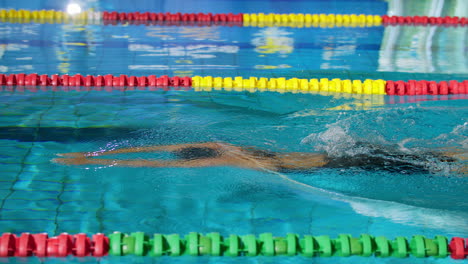 Atleta-Femenina-Nadando-En-Estilo-Braza-En-El-Carril-De-La-Piscina