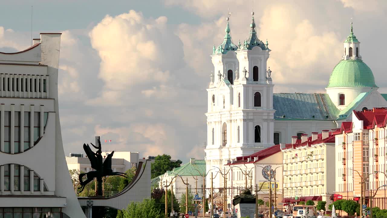 그로드노, 벨라루스, 그로드 노 지역 드라마 극장, 성 프란치스코 자비에르 대성당 및 여름날 모스토바야와 키로바 거리의 교통