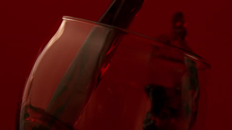 vino tinto derramado en una copa de vino
