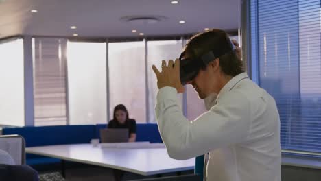 vr 헤드 ⁇ 을 착용한 남자와 함께 노란색 아이콘