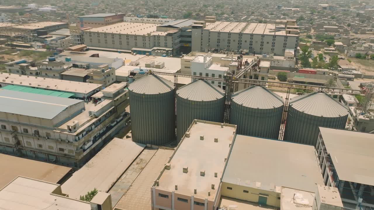 Zylindrische Lagersilos in einem Industriegebiet, Karachi, Luftaufnahme