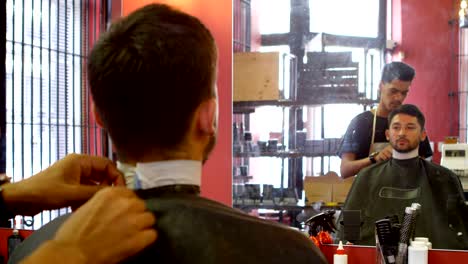 peluquero haciendo cliente masculino listo para corte de cabello 4k