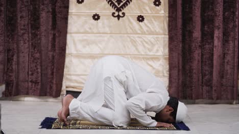 hombre musulmán indio realizando rituales de ramadán